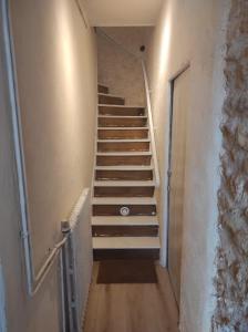 un escalier dans une pièce vide avec un escalier dans l'établissement Studio rénové avec goût, à Poitiers