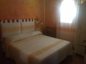 Postel nebo postele na pokoji v ubytování I Mari Di Gallura Suites and Rooms