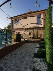 uma casa com um passadiço à sua frente em GOPO Guesthouse Elshani em Ohrid