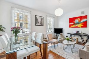 A seating area at Stylish 2 FLOOR 2BED house 1 MIN walk to Camden station! FREE PARKING!