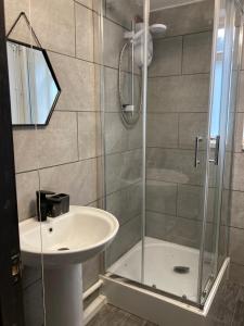een badkamer met een douche en een wastafel bij Apartment 8 - Luxury Living & free parking in Nottingham