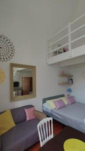 een woonkamer met 2 bedden en een spiegel bij Mandala in Bari