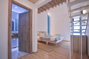 um quarto com uma cama e uma escada num quarto em Pensiunea Complex Castalia em Colina