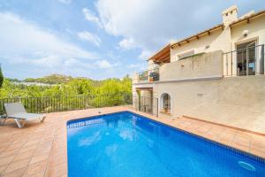 een zwembad voor een huis bij Casa Pianti villa in Altea Hills in Altea