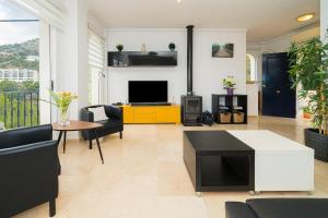 een woonkamer met een bank en een tv bij Casa Pianti villa in Altea Hills in Altea