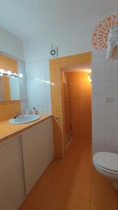 een badkamer met een toilet, een wastafel en een douche bij Mandala in Bari