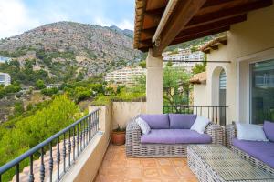 een balkon met 2 banken en uitzicht op een berg bij Casa Pianti villa in Altea Hills in Altea