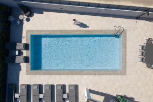 - une vue sur la piscine dans l'établissement Monti Luxury Villa, Close to South Crete beaches, By ThinkVilla, à Lefkogeia