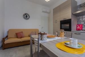 una cucina e un soggiorno con divano e tavolo di La Casetta di Dado by Wonderful Italy a Torino