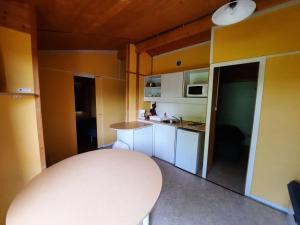 Kuchyňa alebo kuchynka v ubytovaní Résidence Les Chalets de Millau