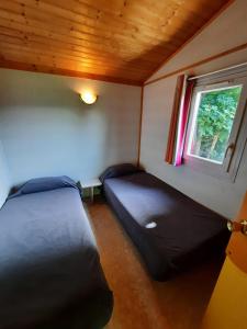 Posteľ alebo postele v izbe v ubytovaní Résidence Les Chalets de Millau