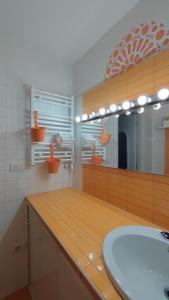 baño con lavabo y espejo grande en Mandala en Bari