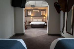 een hotelkamer met een bed en een tafel bij Cocked Hat by Greene King Inns in Coventry