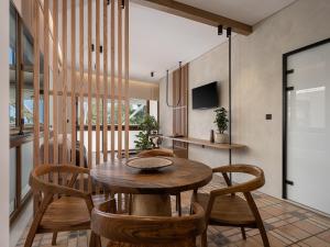 comedor con mesa de madera y sillas en Xenios Dias Luxury Apartments With Sea View, en Kato Daratso