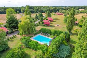 uma vista aérea de uma propriedade com piscina em Les Cabanes Parisiennes - Chalets 1h30 from Paris - 62P em Sainte-Geneviève-des-Bois