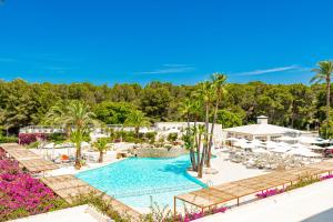 vista aerea sulla piscina del resort di Hotel Rosella affiliated by Intelier a Sa Coma