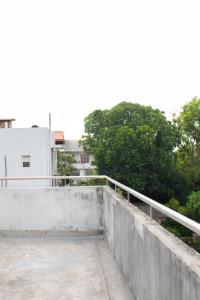 uma vista do telhado de um edifício em Mount Guest em Karagampitiya