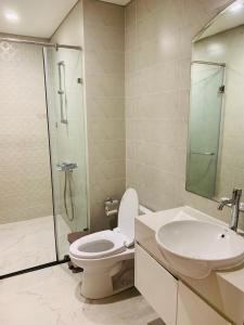 La salle de bains est pourvue de toilettes, d'un lavabo et d'une douche. dans l'établissement Căn hộ Vinhomes Central Park- CityLights Premium Apartment, à Hô-Chi-Minh-Ville