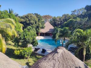 vista aerea di un resort con piscina di La Villa Mexicana by Diving Prestige a Xpu Ha