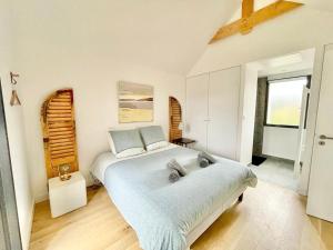 ein Schlafzimmer mit einem großen Bett in einem Zimmer in der Unterkunft LA CASA SA TRINXA - 300 m des plages - Pointe de Beg-Meil in Fouesnant