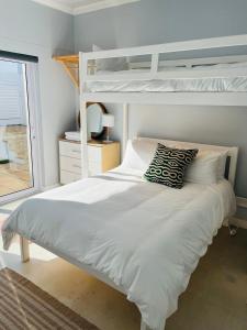 VilliersdorpにあるThe Lake House - Theewaterskloof Golf Estateのベッドルーム1室(二段ベッド1組、枕付)