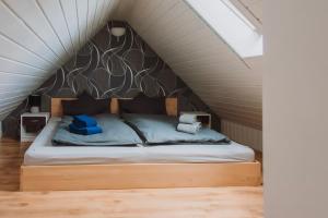 una camera da letto con letto in mansarda di Ferienwohnung „Dachblick“ in Freudenberg a Freudenberg