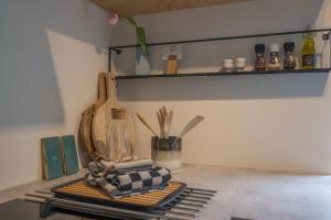 una habitación con una mesa con utensilios en un estante en Casa de la Pelt, en Bergen