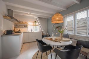 een keuken en eetkamer met een tafel en stoelen bij Casa de la Pelt in Bergen