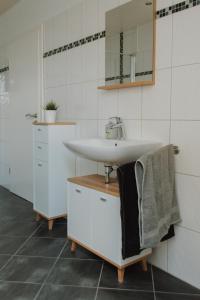 bagno con lavandino e specchio di Ferienwohnung „Dachblick“ in Freudenberg a Freudenberg