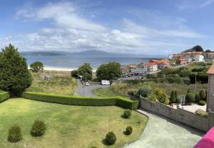 a garden with a view of the ocean at Apartamento Mar de Ardora Finisterre in Finisterre