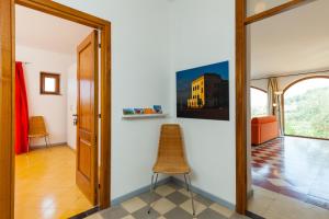 einen Flur mit Stuhl in einem Zimmer in der Unterkunft Natursteinvilla mit Meerblick , 2km über dem Meer-Cilentissimo in Santa Maria di Castellabate