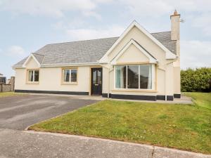 a house with a driveway in front of it at 29 Church Field in Doonbeg