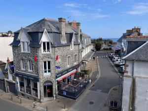 an overhead view of a building on a city street at LE KREISKER in Saint-Quay-Portrieux