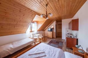 a room with a bed and a table in it at Apartmány v Müllerovom dome in Banská Štiavnica