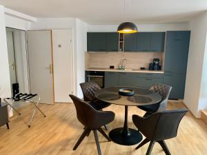 uma cozinha com mesa e cadeiras num quarto em Ruhiges Apartment mit Terrasse im Zentrum St. Pölten em Sankt Pölten