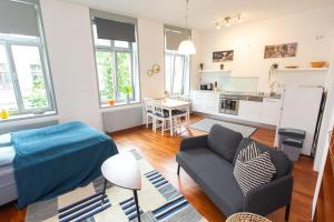 a living room with a couch and a kitchen at FULL HOUSE Premium Apartments Leipzig M14 in Leipzig