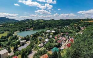 uma vista aérea de uma pequena cidade ao lado de um rio em Apartmány v Müllerovom dome em Banská Štiavnica