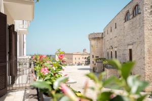 vista su un vicolo con fiori e edifici di Suite n.4 a Conversano