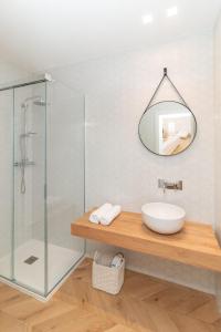 un bagno con lavandino e doccia in vetro di Suite n.4 a Conversano Altre 17 foto