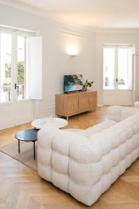 un soggiorno bianco con divano bianco e tavolo di Suite n.4 a Conversano