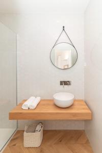 un bagno con lavandino e specchio di Suite n.4 a Conversano