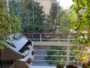 Cette chambre offre une vue sur un balcon arboré. dans l'établissement Bright, big apartment with own sauna & balcony, à Helsinki