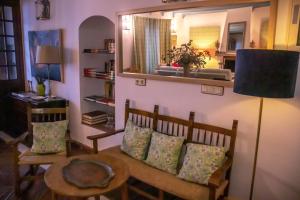 uma sala de estar com um sofá e uma mesa em Hotel Casa de las Piedras em Grazalema