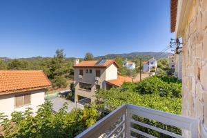 una vista dal balcone di una casa di The River House a Trimiklini