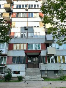 ein hohes Gebäude mit Treppe davor in der Unterkunft Cosy apartment Sarajevo in Sarajevo