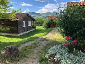 Vonkajšia záhrada v ubytovaní Résidence Les Chalets de Millau