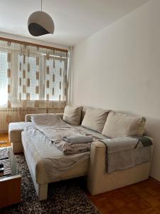 ein Schlafzimmer mit einem großen Bett in einem Zimmer in der Unterkunft Cosy apartment Sarajevo in Sarajevo