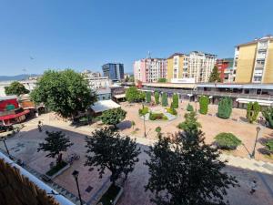 une ville avec un parc planté d'arbres et de bâtiments dans l'établissement Apartman REA 1, à Pirot