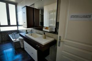 Phòng tắm tại Grand appartement de haut standing en centre-ville +49 ảnh