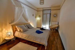 - une chambre avec un lit doté d'un sac bleu dans l'établissement Grand appartement de haut standing en centre-ville, à Montluçon